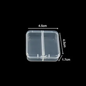 Nahaufnahme einer 4,5 cm kleinen transparenten Kunststoffbox mit Größenangaben