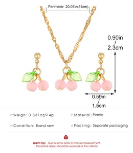 Detalle con medidas del conjunto de collar y pendientes de cereza rosa dulce.