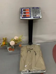 Detailansicht der Gewichtsmessung des khakifarbene Utility-Kleid-Sets auf Waage