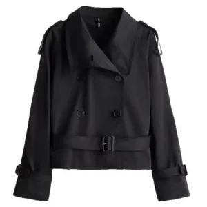 Elegante trench corto nero doppiopetto da donna con cintura in vita e maxi rever