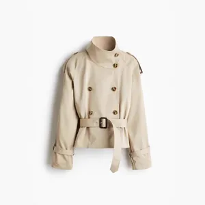 Dettaglio di un trench corto beige a doppio petto con cintura in vita