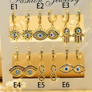 Elegantes pendientes de aro dorados con colgantes de circonita de Ojo Turco y Mano de Fátima