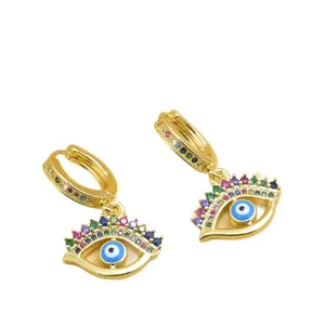 Elegantes pendientes de aro Evil Eye bañados en oro con piedras de circonita de colores