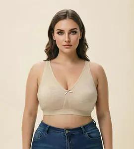 Vooraanzicht van een naadloze plus size beha in beige met een kleine strik detail.