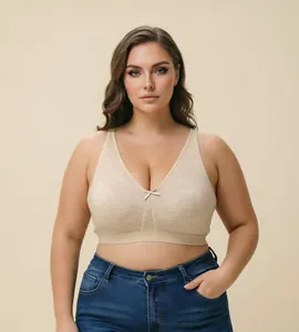Vooraanzicht van een volslanke vrouw in een beige naadloze draadloze bralette