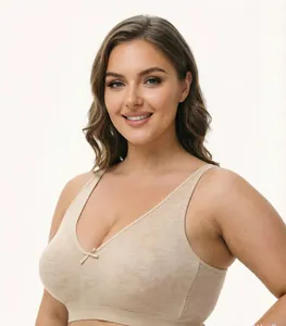 Detail van beige naadloze draadloze beha in grote maten voor dames met een v-hals