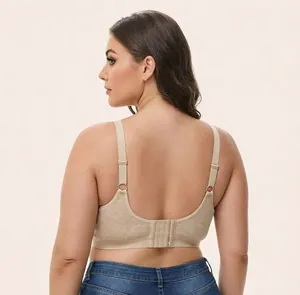 Achteraanzicht van een beige naadloze bh voor grote maten met meervoudige sluiting