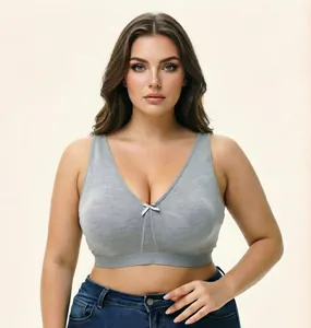 Naadloze grijze plus-size bralette met strikdetail gedragen door een rond vrouwelijk model.