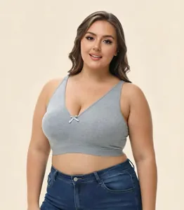 Vooraanzicht van een grijze naadloze beha in grote maten met een schattig strikje.