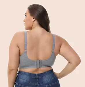 Achteraanzicht van een grijze naadloze plus-size beha met verstelbare bandjes en sluiting