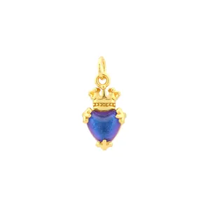 Detail van blauwe gradiënt hartvormige hanger met een luxe 18K vergulde kroon decor