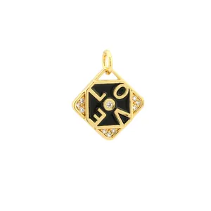 Detail van een vierkante 18K vergulde LOVE-hanger met zwart emaille en zirkonia-accenten