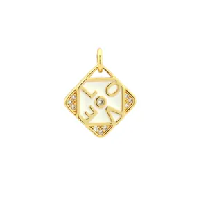 Detailweergave van een vierkante LOVE-hanger met 18k goudlaag en wit emaille lak