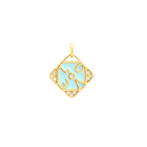 Gedetailleerd overzicht van 18K vergulde vierkante LOVE-hanger met blauw emaille