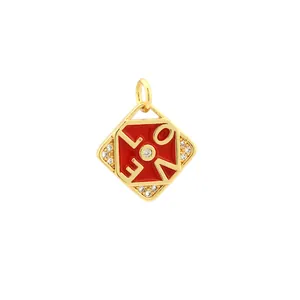 Gedetailleerde close-up van een vierkante 18K vergulde hanger met rode emaille LOVE tekst