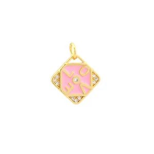 Gedetailleerd zicht op de 18K vergulde vierkante LOVE hanger met roze emaille en zirkoon