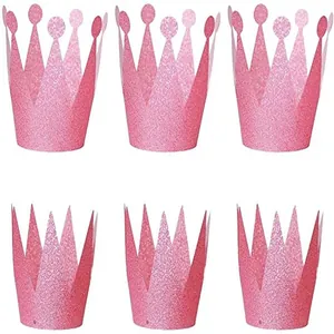 Vista dettagliata di sei cappelli da festa con corona glitter rosa per compleanni