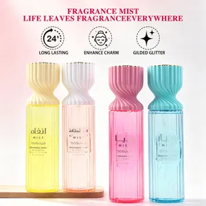 Detailansicht von vier bunten Bosuya Fragrance Mist Flaschen auf einem Holzständer