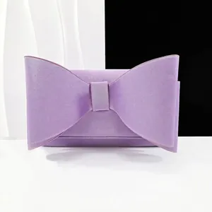 Pochette élégante en satin violet avec grand nœud pour les soirées chic.
