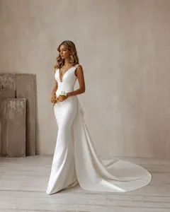 Robe de mariée élégante en satin blanc avec décolleté en V profond et longue traîne