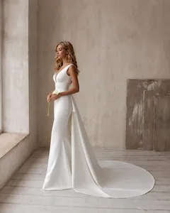 Robe de mariée élégante sans manches avec col en V et une majestueuse traîne longue