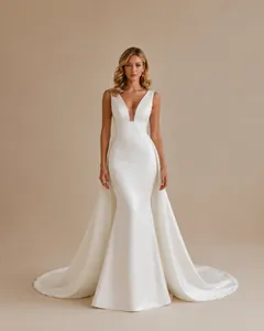 Robe de mariée blanche élégante sans manches avec col en V et une superbe longue traîne.