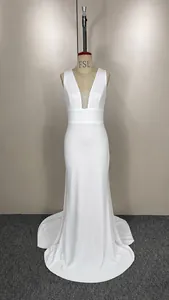 Robe de mariée élégante blanche sans manches avec décolleté en V profond et traîne