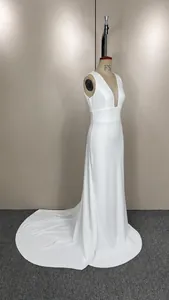 Vue latérale d'une robe de mariée blanche sans manches avec col en V et traîne longue