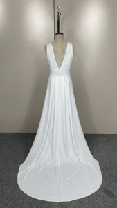Vue arrière d'une robe de mariée blanche sans manches avec une traîne élégante
