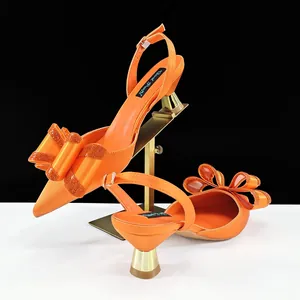 Κομψές πορτοκαλί γόβες slingback με μυτερή μύτη και λαμπερό φιόγκο από στρασάκια