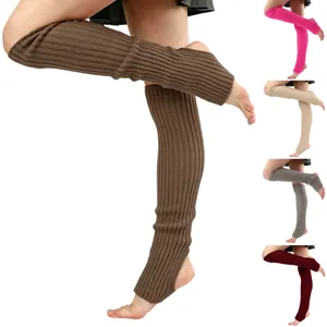 Gestrickte Yoga-Beinstulpen mit Steg in verschiedenen Farben wie Braun und Pink.