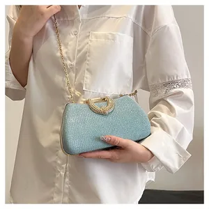 Nahaufnahme einer hellblauen Abendtasche mit Glitzer und einem Kristallverschluss