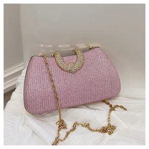 Nahaufnahme der rosa Glitzer-Abendtasche mit Strassgriff und goldener Kette