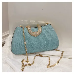 Detaillierte Ansicht der eleganten hellblauen Glitzer-Abendclutch mit Strassgriff