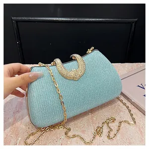 Detailansicht der hellblauen Abendtasche mit glitzerndem Strass-Verschluss und Kette