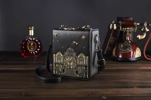 Luxuriöse schwarze Vintage Box Handtasche mit aufwendiger goldener Uhrenstickerei und Metallgriff