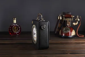 Detailansicht der schwarzen Vintage Uhr Handtasche in einem klassischen Retro Ambiente