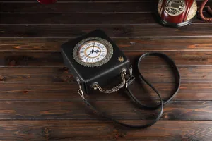 Detailansicht des einzigartigen Uhrendesigns einer schwarzen rechteckigen Vintage-Tasche.