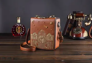 Detailansicht der quadratischen Vintage-Umhängetasche mit goldener Uhrenstickerei.