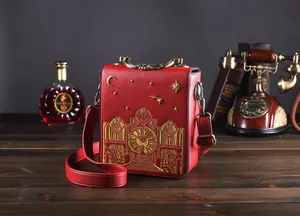 Elegante rote Vintage-Handtasche mit goldener Uhrenstickerei und Steampunk-Metallbeschlägen