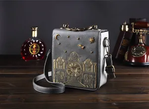 Vintage graue Handtasche mit goldener Uhrenstickerei in einem klassischen Ambiente
