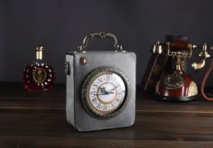 Elegante silberne Handtasche in Vintage-Uhrenform mit Bronze-Griff und römischen Ziffern