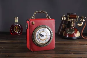 Rote Vintage Handtasche in Uhrenform mit antikem Metallgriff auf dunklem Holztisch