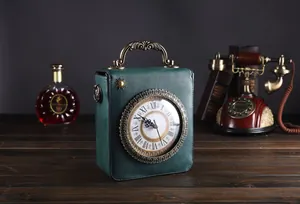 Grüne Retro-Handtasche aus Leder mit verzierter Uhr und römischen Ziffern im Detail
