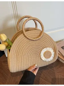 Stijlvolle geweven strooien handtas met groot madeliefjesdetail voor de zomervakantie