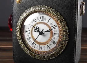 Detailansicht einer Vintage-Uhrenhandtasche mit römischen Ziffern und Bronzeverzierung