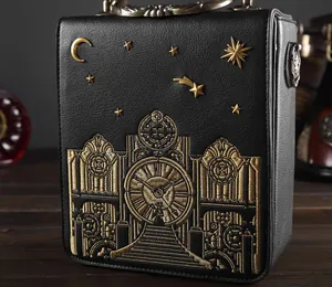 Detailansicht der schwarzen Vintage-Uhrtasche mit goldener Stickerei und Sternennieten