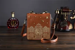 Braune Vintage-Umhängetasche mit goldener Uhrenstickerei und antiken Requisiten im Detail