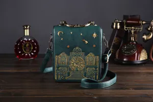 Vintage dunkelgrüne Uhrentasche mit goldener Stickerei und metallischen Sternen