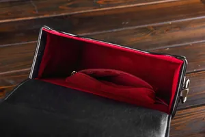 Innenansicht der Retro-Handtasche mit dunkelrotem Futter und Reißverschluss